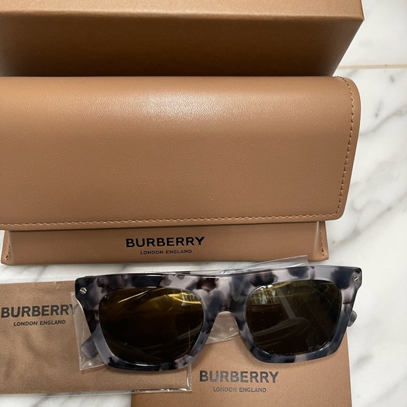 UNISEX BURBERRY SUNGLASSES WTH GREY HAVANA FRAMES AND BURBERRY LOGO ON THE ARMS - Picture 3 of 16